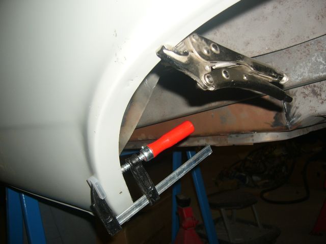 Faikun oikean quarterin paikalleen asennusta